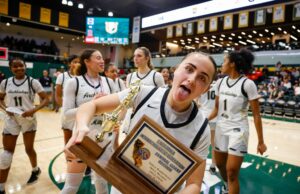 Campeões CCS novamente! Mitty derrota Riordan para conquistar o título da 34ª seção Campeões CCS novamente! Mitty derrota Riordan para conquistar o título da 34ª seção