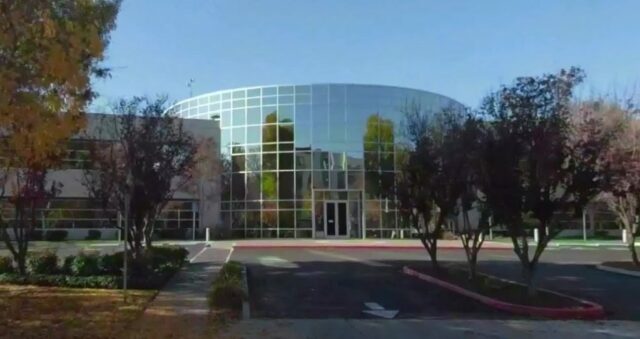 Prédios de escritórios na 550 Meridian Avenue (esquerda) e 570 Meridian Avenue (direita), vistos em novembro de 2024.(Google Maps)