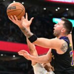 O armador do Los Angeles Lakers, Luka Doncic (77), reage após marcar contra o Chicago Bulls.