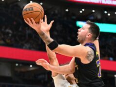 Candidato a MVP eleito jogador do mês da NBA O armador do Los Angeles Lakers, Luka Doncic (77), reage após marcar contra o Chicago Bulls.