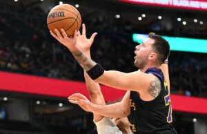 Candidato a MVP eleito jogador do mês da NBA O armador do Los Angeles Lakers, Luka Doncic (77), reage após marcar contra o Chicago Bulls.
