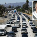 Steve Hilton, vestindo camisa branca e cinto de segurança, olha diretamente para a câmera enquanto fala dentro de um carro.