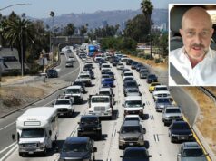 Candidato a governador do Partido Republicano ensina democratas sobre imposto ‘ultrajante’ que poderia cobrar dos motoristas por milha Steve Hilton, vestindo camisa branca e cinto de segurança, olha diretamente para a câmera enquanto fala dentro de um carro.