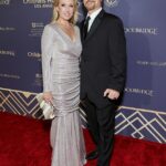 A cantora Brooke Josephson, 46, anunciou no sábado que estava se divorciando de seu marido, o produtor executivo de Bones, Barry Josephson, 69, depois que seu nome apareceu nos arquivos de Jeffrey Epstein. Fotografado em 2022 em Los Angeles