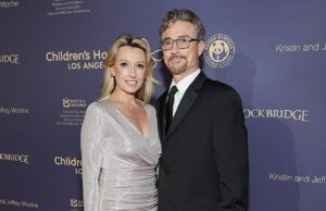 Cantor anuncia divórcio do produtor de Bones depois que ele foi citado nos arquivos de Epstein A cantora Brooke Josephson, 46, anunciou no sábado que estava se divorciando de seu marido, o produtor executivo de Bones, Barry Josephson, 69, depois que seu nome apareceu nos arquivos de Jeffrey Epstein. Fotografado em 2022 em Los Angeles