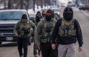 Capacetes e placas falsas: relatos de artifícios do ICE aumentam os temores em Minnesota Yahoo news home