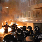 Capital europeia abalada por protestos violentos enquanto investigação governamental sobre corrupção alimenta agitação