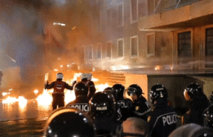 Capital europeia abalada por protestos violentos enquanto investigação governamental sobre corrupção alimenta agitação Capital europeia abalada por protestos violentos enquanto investigação governamental sobre corrupção alimenta agitação