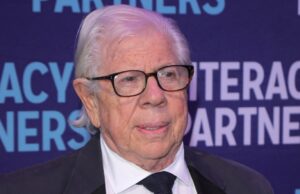 Carl Bernstein diz que Jeff Bezos está “em desacordo” com a missão democrática do Washington Post em meio a demissões Jeff Bezos
