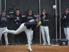 Carlos Lagrange já chama a atenção com ‘muito talento’ enquanto tenta conquistar o papel dos Yankees O arremessador do New York Yankees, Carlos Lagrange # 84, arremessa durante o treinamento de primavera com quatro treinadores observando ao fundo.