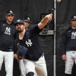 O arremessador do New York Yankees, Carlos Rodón #55, arremessando no bullpen.