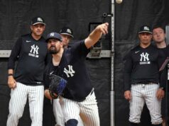 Carlos Rodon admite que não era a ‘versão normal’ de si mesmo, pois um problema no cotovelo o perseguia no final de 2025 O arremessador do New York Yankees, Carlos Rodón #55, arremessando no bullpen.