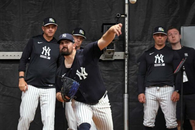 O arremessador do New York Yankees, Carlos Rodón #55, arremessando no bullpen.