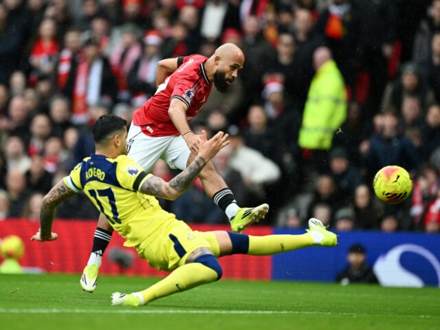 Futebol Futebol - Premier League - Manchester United x Tottenham Hotspur - Old Trafford, Manchester, Grã-Bretanha - 7 de fevereiro de 2026 Cristian Romero, do Tottenham Hotspur, comete falta em Casemiro, do Manchester United, e mais tarde recebe cartão vermelho REUTERS/Phil Noble SOMENTE PARA USO EDITORIAL. NÃO UTILIZAR COM ÁUDIO, VÍDEO, DADOS, LISTAS DE FIXTURES, LOGOTIPO DE CLUBE/LIGA NÃO AUTORIZADOS OU SERVIÇOS 'AO VIVO'. USO ONLINE NA PARTIDA LIMITADO A 120 IMAGENS, SEM EMULAÇÃO DE VÍDEO. NÃO UTILIZAÇÃO EM APOSTAS, JOGOS OU PUBLICAÇÕES DE CLUBE/LIGA/JOGADOR ÚNICO. ENTRE EM CONTATO COM SEU REPRESENTANTE DE CONTA PARA MAIS DETALHES.