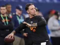 Carson Beck vaiado pela multidão no NFL Combine em cena selvagem O quarterback do Miami, Carson Beck (04), faz um exercício no conjunto de olheiros de futebol americano da NFL em Indianápolis.
