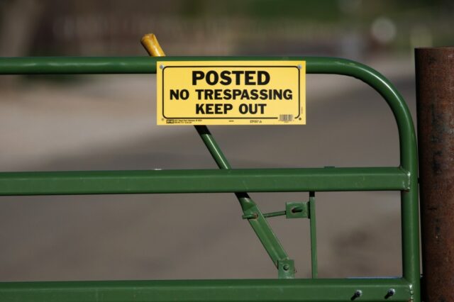 Cartas: Briga pelo portão levanta questões de serviço governamental
