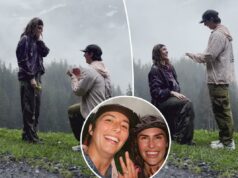 Casal adorável se surpreende ao propor casamento exatamente ao mesmo tempo Casal adorável se surpreende ao propor casamento exatamente ao mesmo tempo