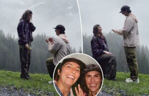 Casal adorável se surpreende ao propor casamento exatamente ao mesmo tempo Casal adorável se surpreende ao propor casamento exatamente ao mesmo tempo