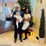 Glenda, 35, e seu marido Roy, 70, (ambos na foto) comemoraram o nascimento do jovem Roy Briley III, agora com sete meses, em 6 de junho de 2025 - exatamente a mesma data do 70º aniversário de Roy