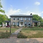 Um casal indignado afirmou que sua nova e deslumbrante casa de cinco quartos em Beaver, Pensilvânia, foi arruinada quando descobriram símbolos nazistas em seus pisos.