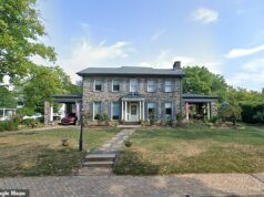 Casal processa após alegar que os pisos de sua deslumbrante casa de pedra que compraram de um alemão são tão ofensivos que eles não podem morar lá Um casal indignado afirmou que sua nova e deslumbrante casa de cinco quartos em Beaver, Pensilvânia, foi arruinada quando descobriram símbolos nazistas em seus pisos.