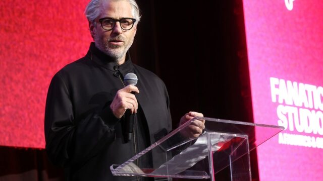 Casey Wasserman venderá seu talento e agência de marketing em Casey Wasserman venderá seu talento e agência de marketing em meio às consequências dos arquivos de Epstein