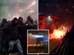 Centenas de manifestantes encapuzados lançam fogos de artifício e entram em confronto com a polícia após a cerimônia de abertura dos Jogos Olímpicos de Inverno em Milão Centenas de manifestantes encapuzados lançam fogos de artifício e entram em confronto com a polícia após a cerimônia de abertura dos Jogos Olímpicos de Inverno em Milão