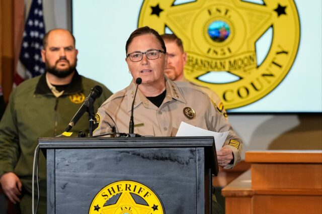 Uma van de busca e resgate do xerife do condado de Nevada estacionada perto de uma laranja 