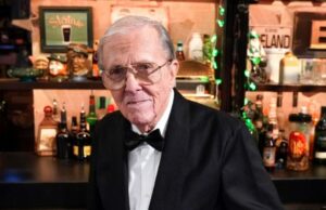 Charles C. Stevenson Jr., que interpretou Smitty, o barman em ‘Will and Grace’, morre aos 95 anos Charles C. Stevenson Jr., que interpretou Smitty, o barman em 'Will and Grace', morre aos 95 anos