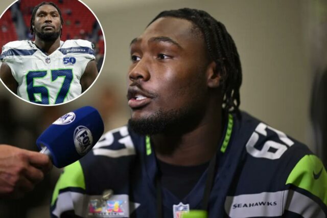 O atacante ofensivo dos Seahawks, Charles Cross, fala com a mídia em 4 de fevereiro de 2026, antes do Super Bowl de domingo.