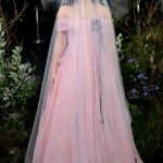 Charli XCX chamou a atenção em um vestido de noiva dramático enquanto comparecia à estreia de Wuthering Heights no Reino Unido em Londres na quinta-feira.