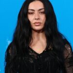 Charli xcx brinca que ela adotou o 'método desde o dia em que nasci' para o papel de 'The Moment': 'Tive um colapso ao fumar um milhão de cigarros? Sim'