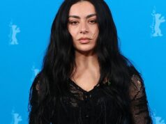 Charli xcx brinca que ela adotou o ‘método desde o dia em que nasci’ para o papel de ‘The Moment’: ‘Tive um colapso ao fumar um milhão de cigarros? Sim’ Charli xcx brinca que ela adotou o 'método desde o dia em que nasci' para o papel de 'The Moment': 'Tive um colapso ao fumar um milhão de cigarros? Sim'