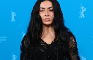 Charli xcx brinca que ela adotou o ‘método desde o dia em que nasci’ para o papel de ‘The Moment’: ‘Tive um colapso ao fumar um milhão de cigarros? Sim’ Charli xcx brinca que ela adotou o 'método desde o dia em que nasci' para o papel de 'The Moment': 'Tive um colapso ao fumar um milhão de cigarros? Sim'