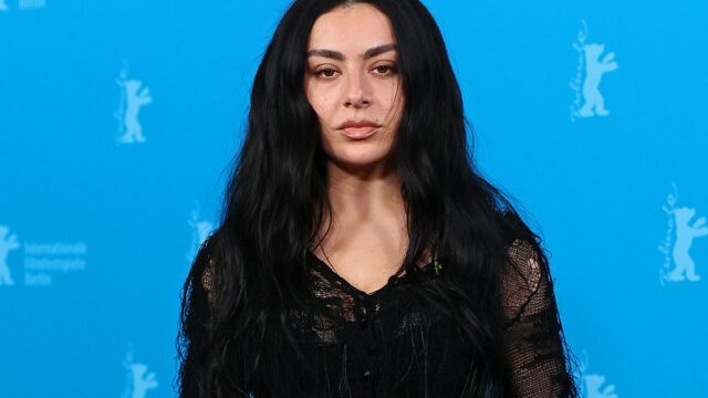 Charli xcx brinca que ela adotou o 'método desde o dia em que nasci' para o papel de 'The Moment': 'Tive um colapso ao fumar um milhão de cigarros? Sim'
