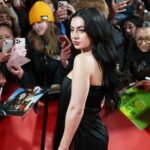 Charli xcx traz ‘Brat’ para Berlim com a estreia de ‘The Moment’ e diz que está pronta para uma nova era: ‘Mas eu não sei o que é isso’