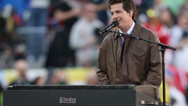 Charlie Puth canta um hino nacional comovente no Super Bowl: assistir 
