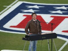 Charlie Puth derruba a casa no Super Bowl LX com o poderoso hino nacional Charlie Puth