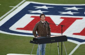 Charlie Puth derruba a casa no Super Bowl LX com o poderoso hino nacional Charlie Puth