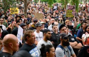 Chefe de polícia critica cantos de protesto ‘ofensivos e inaceitáveis’ SYDNEY, AUSTRÁLIA - FEVEREIRO 10: Um manifestante canta durante uma manifestação contra a visita australiana do presidente israelense Isaac Herzog e a brutalidade policial no Harmony Park em 10 de fevereiro de 2026 em Sydney, Austrália. Herzog estará em visita à Austrália de 8 a 12 de fevereiro, onde participará de compromissos oficiais, bem como de reuniões com a comunidade judaica. (Foto de Lisa Maree Williams/Getty Images)