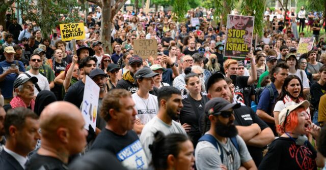 SYDNEY, AUSTRÁLIA - FEVEREIRO 10: Um manifestante canta durante uma manifestação contra a visita australiana do presidente israelense Isaac Herzog e a brutalidade policial no Harmony Park em 10 de fevereiro de 2026 em Sydney, Austrália. Herzog estará em visita à Austrália de 8 a 12 de fevereiro, onde participará de compromissos oficiais, bem como de reuniões com a comunidade judaica. (Foto de Lisa Maree Williams/Getty Images)