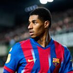 Marcus Rashford aplaude os torcedores do Barcelona.