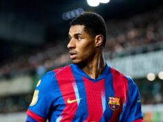 Chefe do Barcelona diz que foi informado de que outro clube realmente queria contratar Marcus Rashford permanentemente Marcus Rashford aplaude os torcedores do Barcelona.