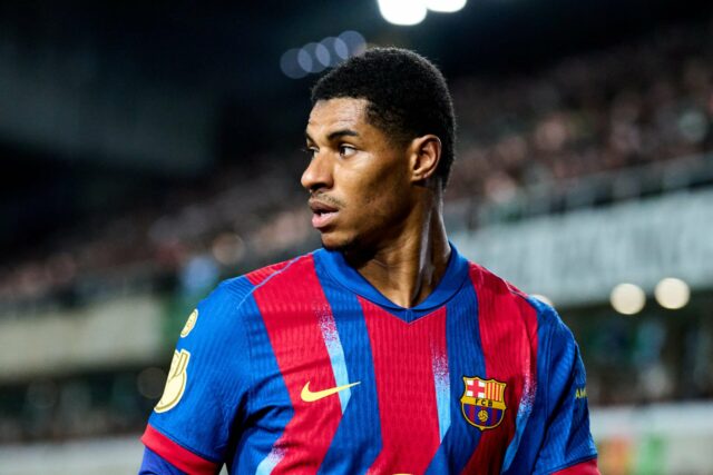 Marcus Rashford aplaude os torcedores do Barcelona.