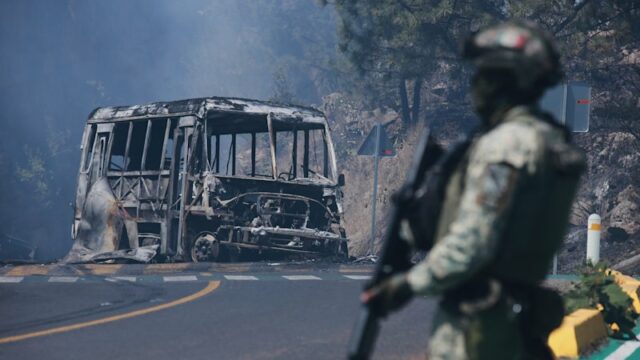 Chefe do cartel mexicano 'El Mencho' é morto por militares Um soldado monta guarda ao lado de um veículo carbonizado após este ter sido incendiado em Cointzio, estado de Michoacán, México, após a morte do líder do Cartel da Nova Geração de Jalisco, Nemesio Rubén Oseguera Cervantes, conhecido como “El Mencho”.