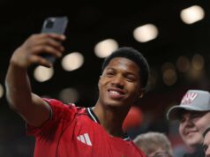 Chido Obi fotografado fazendo treinamento extra com o prolífico ex-atacante da Premier League Chido Obi jogando contra Derby County na FA Youth Cup