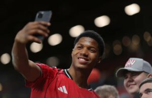 Chido Obi fotografado fazendo treinamento extra com o prolífico ex-atacante da Premier League Chido Obi jogando contra Derby County na FA Youth Cup