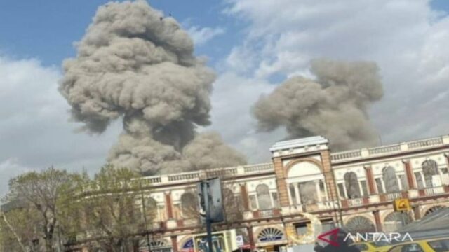 China condena ataques dos EUA e de Israel ao Irã e pede o fim dos ataques militares
