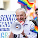 Chuck Schumer apresentará 'legislação federal' tornando a 'bandeira do orgulho um símbolo autorizado pelo Congresso'