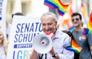 Chuck Schumer apresentará ‘legislação federal’ tornando a ‘bandeira do orgulho um símbolo autorizado pelo Congresso’ Chuck Schumer apresentará 'legislação federal' tornando a 'bandeira do orgulho um símbolo autorizado pelo Congresso'